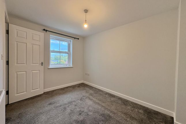 Flat 4, Oak Court, Taunton photo 5