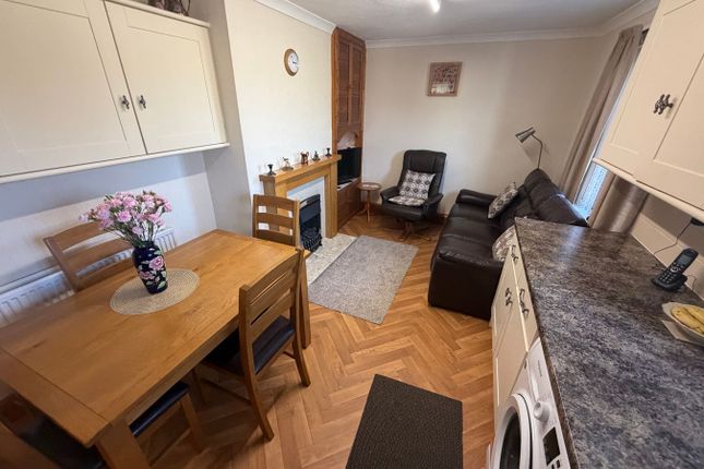 4, Heol Y Gaer, Llanybydder photo 3