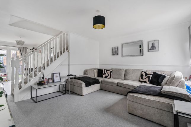 27, Falcon Way, Surrey photo 2