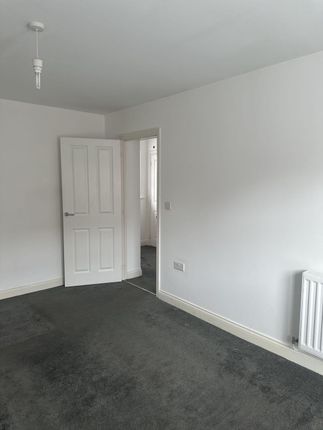 22 Larch Close, Nuneaton photo 2