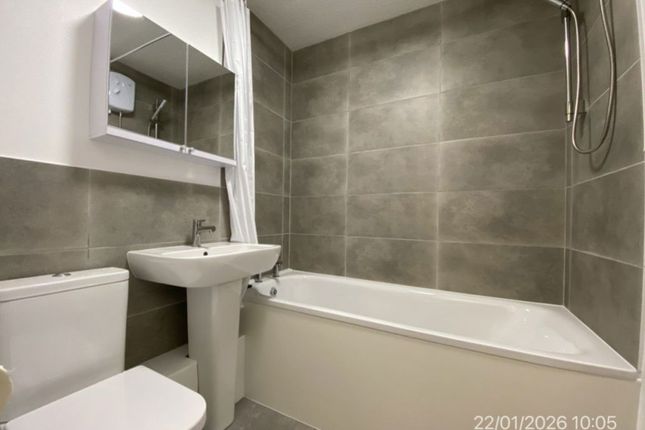 6, Tiree House, Slough photo 2