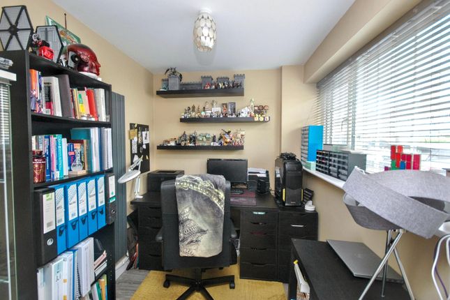 9, Pugneys Avenue, Wakefield photo 5