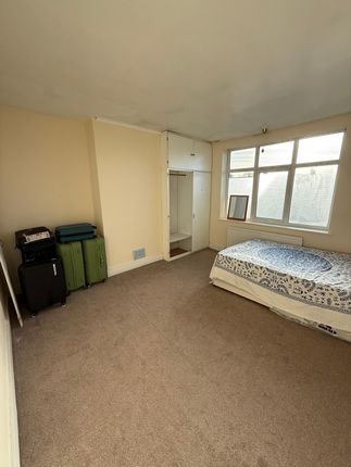 Eastern Avenue, Ilford photo 4