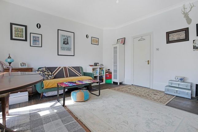 Flat 2, 18 Warren Road, London photo 2