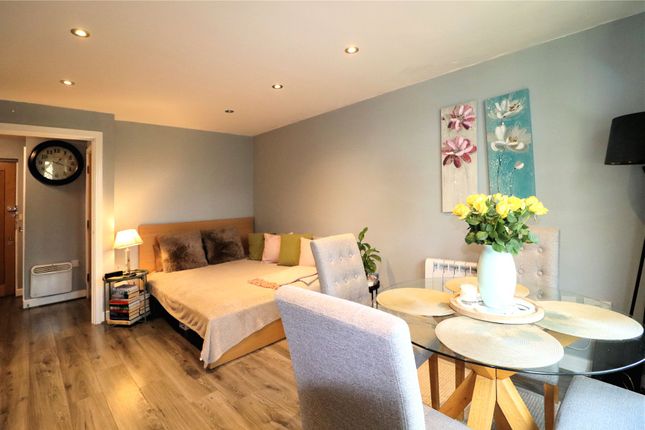 Flat 8, Regents Court,, Victoria Way, Surrey photo 4