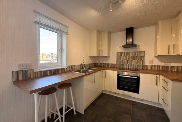 2 Wood View, Preston Old Road, Blackburn photo 3