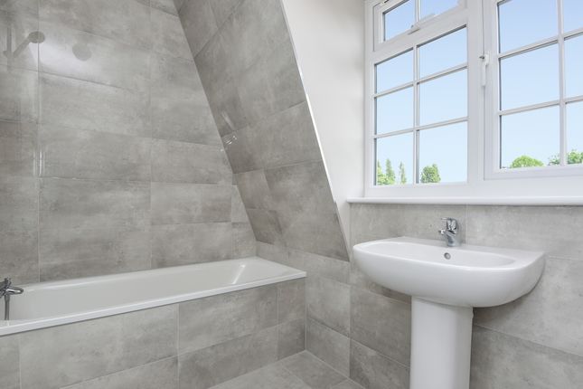 Flat 5 Tulip Court, 131a, Manor Drive North, Surrey photo 3