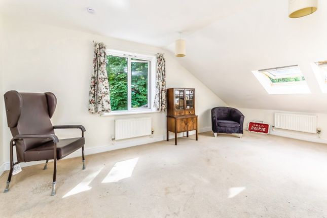 19, Dene Court, Stafford Road, Caterham photo 4