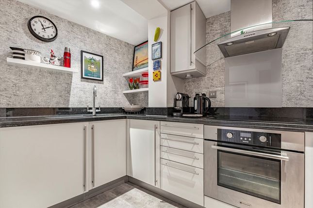 Flat 2, Parkview Court, 11, George Square, London photo 3