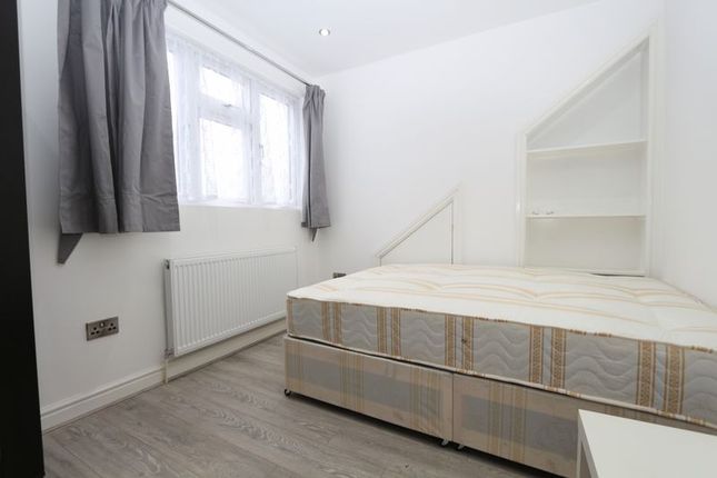 Thumbnail Room to rent in Wanstead Lane, Cranbrook, Ilford