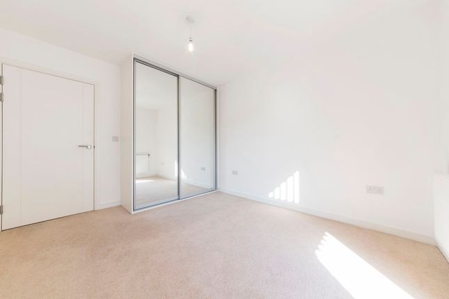 Flat 23, Kingfisher Heights, 2, Bramwell Way, London photo 4