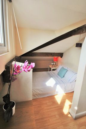 Charming Double Bedroom Featuring Natural Light, A...