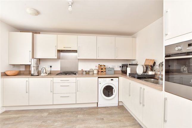 Bourne Avenue, Horley photo 3