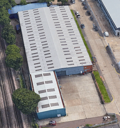 Warehouse to let in Oakwood Hill Industrial Estate, Loughton