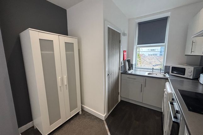 31B, Outcote Bank, HUDDERSFIELD photo 2