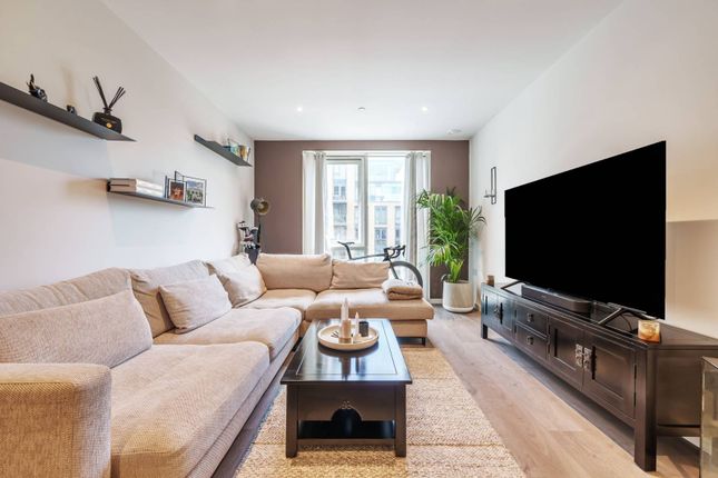 Flat for sale in Discovery House, Battersea Reach, Battersea, London