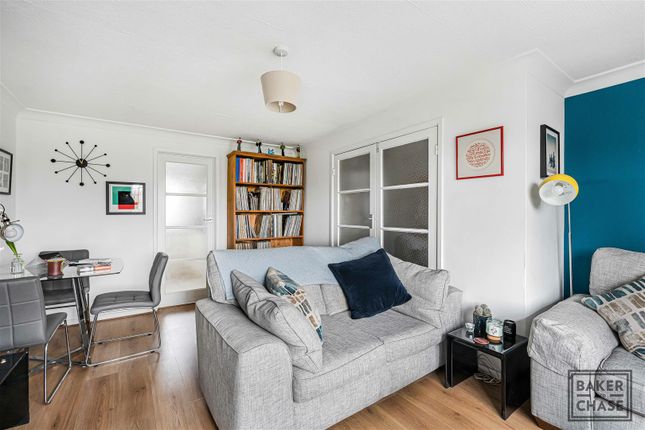 29, Monks Close, Enfield photo 5