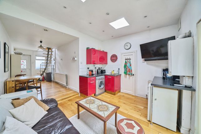27a, Buckingham Road, London photo 4