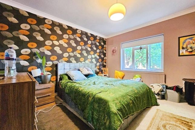 32, Philip Road, Surrey photo 5