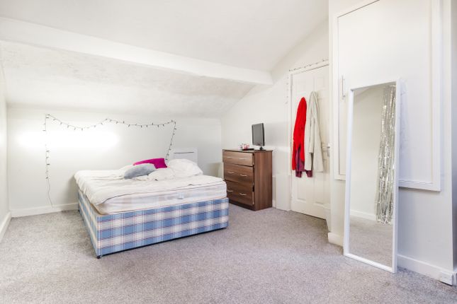 Thumbnail Property to rent in Victoria Court Mews, Victoria Road, Hyde Park, Leeds
