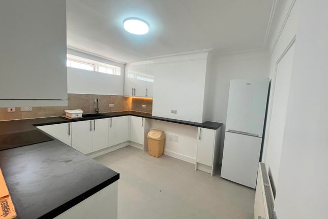 Room 6, 102 Currey Road, Greenford photo 4