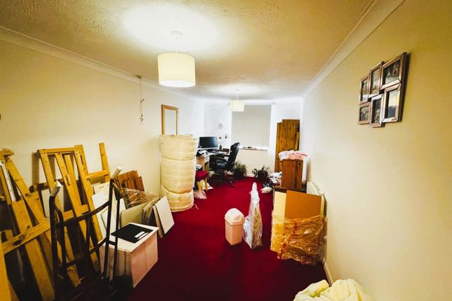 Flat 49, Felbridge Court, High Street, Feltham photo 4