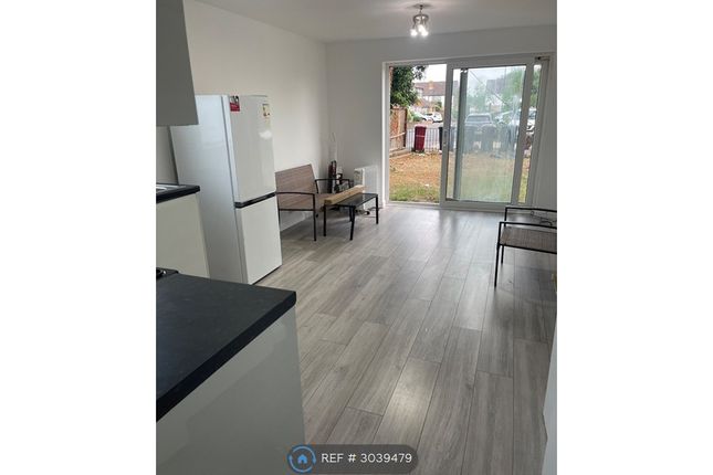 Flat, Langley Road, Slough photo 4