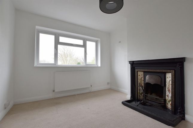 Maisonette to rent in Meadow Way, Reigate