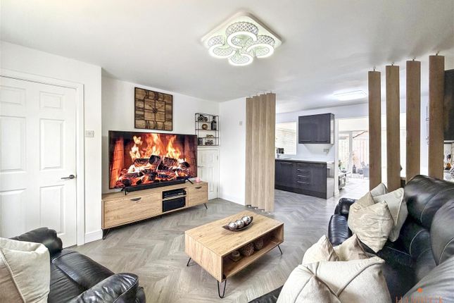 12, Charlestown Way, Hull photo 2