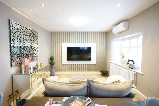 140 Lodge Lane, Grays photo 3