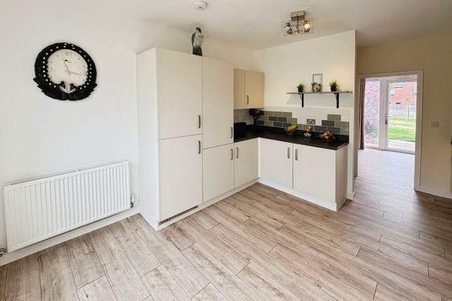 19, Symons Crescent, Sheffield photo 3