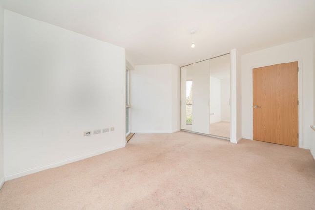 Flat 28, Concord Court, Palladian Gardens, London photo 3