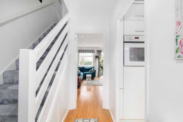 4 Macaret Close, Whetstone, London photo 2