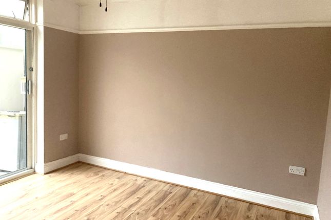 4 Applegarth Drive, Ilford photo 2
