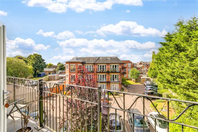 1-bed flat on 22, Robert Ellis Court, Knebworth, £300,000