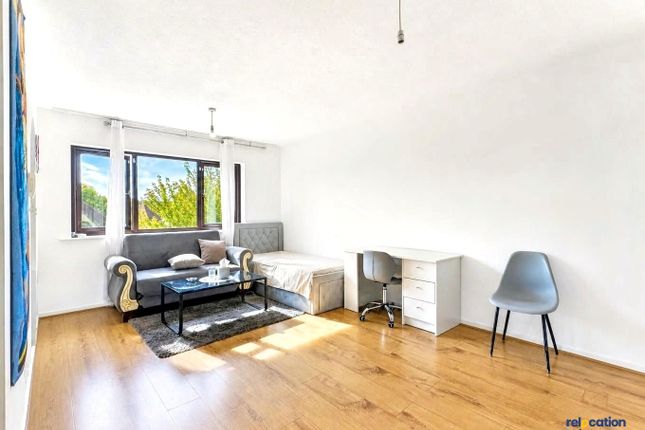 184 Somerset Gardens, London photo 3