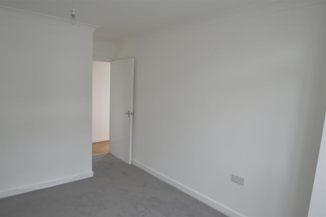 2, Hood Walk, Romford photo 5