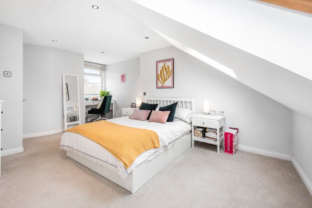 First Floor Flat, 829, Garratt Lane, London photo 3