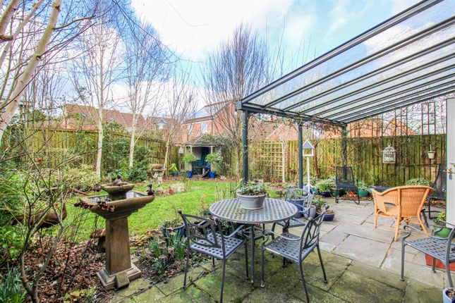 7, Lawefield Way, Wakefield photo 2