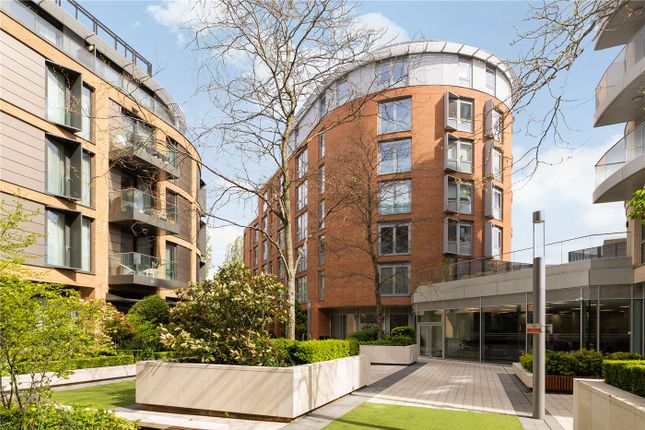 Flat for sale in Plaza Gardens, London