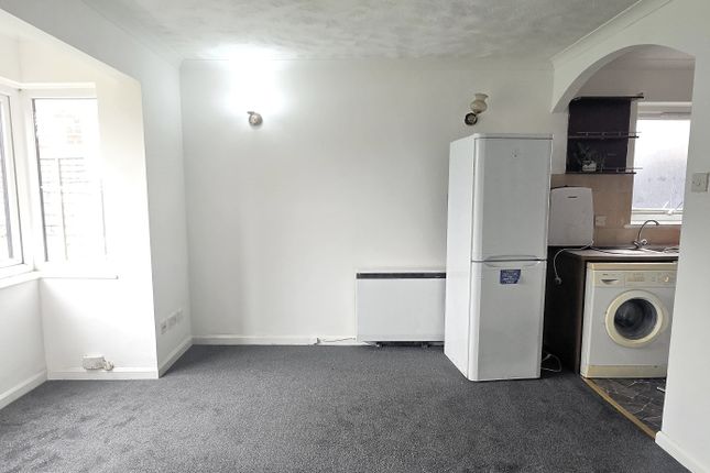 4 Twin Oaks Court,, Harlington Road, Uxbridge photo 3