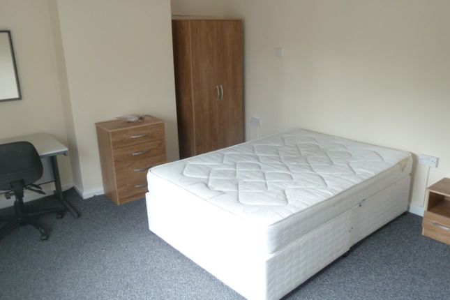 Room to rent in Matlock Avenue, Salford
