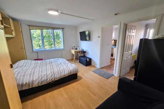 11, David Close, Greater London photo 4