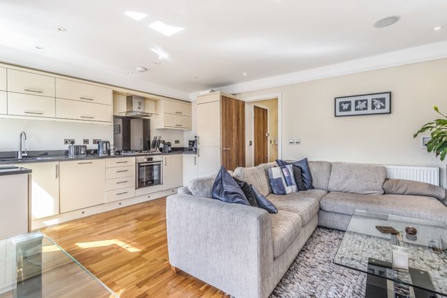 2-bed house on Lynette Avenue, London, £2,750/mo
