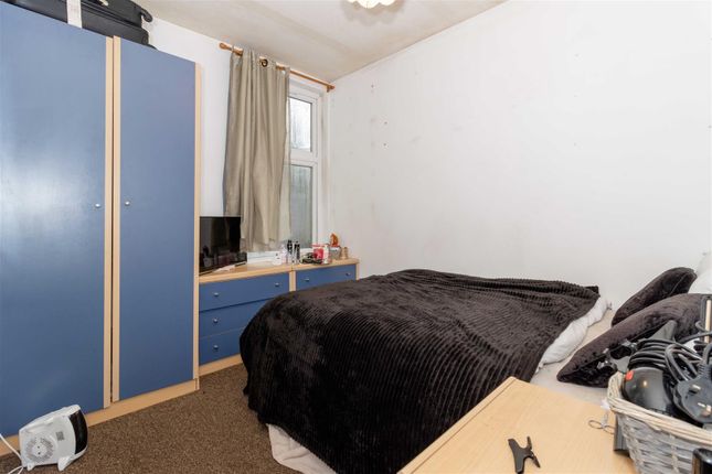 Flat to rent in Lyndhurst Road, Worthing