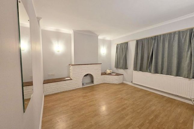 47, Sylvia Avenue, Hatch End photo 4