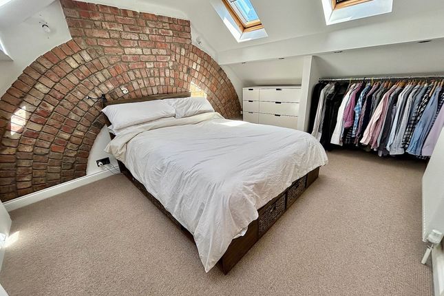258 Parrs Wood Road, Manchester photo 3