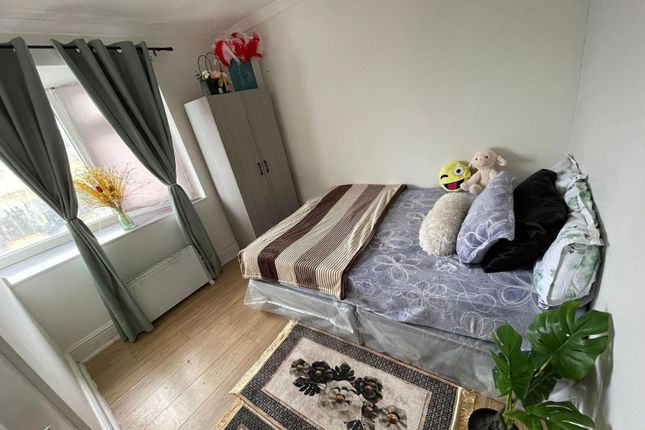 Studio flat on 587A, Barking Road, London, £650/mo