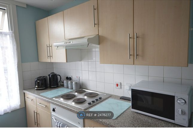 Kitchen With Electric Oven, Hob And Extractor
