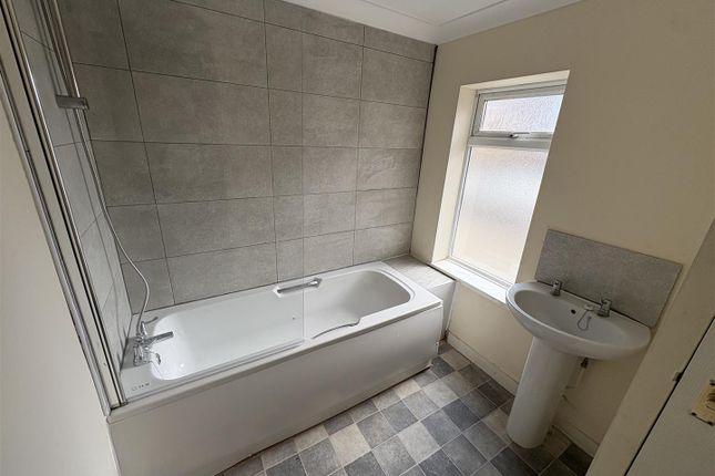 48B, St. Johns Road, Lowestoft photo 3